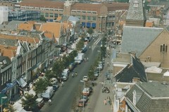 Gezicht op de Gedempte Oude Gracht vanaf het dakterras van Vroom en Dreesman