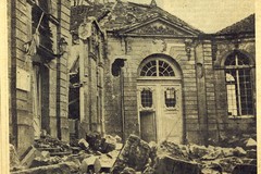 In bombarded Bishop Verdene.Dvorets