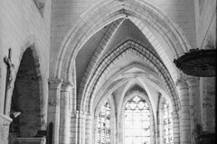 Montmort-Lucy. Église Saint-Pierre-et-Saint-Paul. Intérieur : la nef vers le choeur