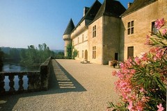 Château de Losse: le terrasse fleurie du chateau surplombe, de Vézère