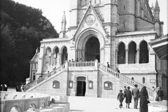 Lourdes. Porche de la basilique