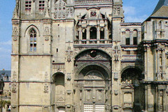 Gisors. Église St Gervais et St Protais: façade ouest - le parvis