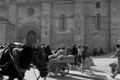 Zamora, Mañana de mercado junto a la puerta norte de la iglesia de Santiago del Burgo