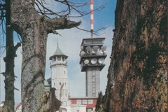Klínovec (1244 m), nejvyšší vrch Krušných hor, s televizní retranslační stanicí