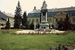 Esztergom. Vak Bottyán-palota most Városháza és Szentháromság-szobor