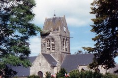 Sainte-Mère-Église où John Steele parachute accroché sur le toit