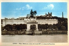 Lyon - Place Bellecour, statue de Louis XIV et coteau de Fourvière