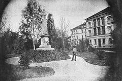 Tübingen. Silcher-Denkmal hinter der Neuen Aula