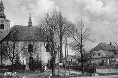 Bílčice, kostel sv. Markéty. Výřez snímku s kostelem z předchozí pohlednice