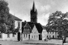 Tachov, kostel Nanebevzetí Panny Marie. Náměstí s kostelní věží v pozadí