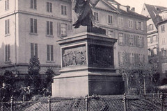 Guttenberg Monument, Statue en pied