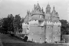 Château de Rambures : côté sud et est et le pont-levis