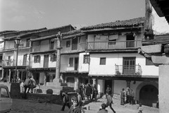 Vista de varias casas adosadas con balcones de madera en La Alberca