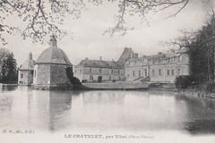 Château du Châtelet à Balazé. Façade principale et cour entouré de douves, tourelles d'entrée