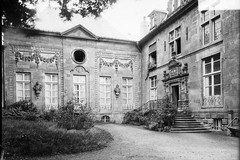 Langres. Hôtel du Breuil-de-Saint-Germain - Façades avec fronton d'entrée
