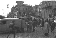 Evacuación de las víctimas de un bombardeo en Gijon