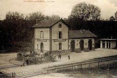 La gare de Villiers-Montbarbin et le passage à niveau