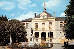Pontacq. La place de la Mairie et la statue du général Barbanègre