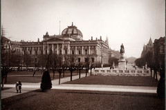 Vue du Kaiserplatz à l'Université et Landesbibliothek. Au premier plan, le monument kaiser wilhelm i