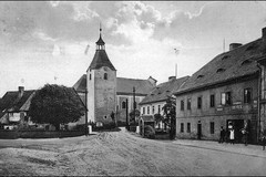 Kralupy u Chomutova, náves s kaplí (vpravo)