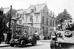 Armée américaine devant l'hôtel Groslot, place de l'Etape