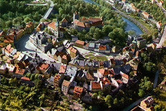 Loket- letecký pohled na město, které si zachovalo středověký ráz
