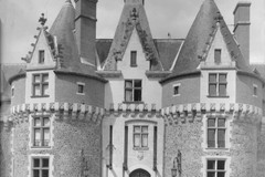 Château de Bonnétable : pont-levis et façade vus de l'est