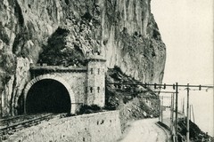 Eze. Tunnel sur la Route de Nice à Monte-Carlo