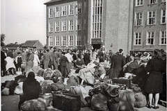 Tyske flygtninge i Søndermarkskolens skolegård 13. august