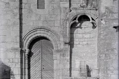 Église Saint-André d'Annepont : portail et pilori