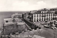 Pizzo Calabro, Piazza Umberto I e Castello Murat