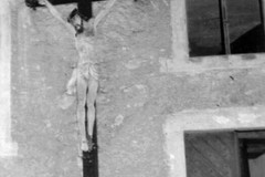 Třemešné, kaple Panny Marie Bolestné. Кrucifix umístěný na severní zdi kaple