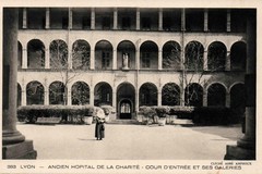 Lyon - Ancien Hôpital de la Charité, cour d'entrée et ses galeries