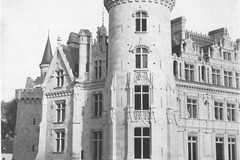Château de la Mothe-Chandeniers, côté droit et partie de la façade sur le parc