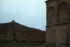 ჯვრის ხედი სვეტიცხოვლის ტაძრის ეზოსთან