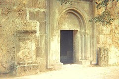 Մուտքերից մեկի վրա գրաբարով արձանագրություններ: Портал церкви Св.Григория