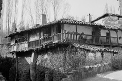 Casa de mampostería en balconada de madera en Sotoserrano