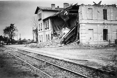 Zniszczony dworzec kolejowy w Jędrzejowie
