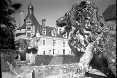 Château de Touffou. Tour Saint-Georges, angle sud-est, les deux lions de l'entrée