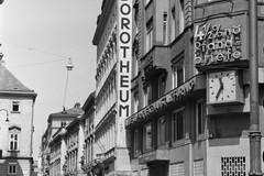 Wipplingerstraße 2 und 4. Links eine Fensterachse der Böhmischen Hofkanzlei