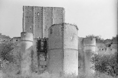 Château de Loches : poterne sud (ancien pont-levis) avec donjon