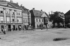 Széchenyi tér, szemben a Xantus János Múzeum (Apátúr ház), jobbra a Rákóczi Ferenc utca torkolata
