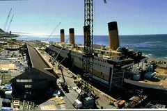Construcción de las marcas del barco Titanic y el puerto en el estudio de cine de Baja Studios