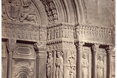 Détail de la porte de St Trophime à Arles