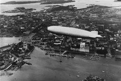 Ilmalaiva Graf Zeppelin Helsingin yllä, alapuolella Pohjoisranta ja vasemmalla Katajanokka