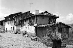 Casas encaladas de mampostería y balconadas de madera en Miranda del Castañar