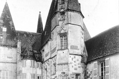 Mortrée. Le Château d'O. Cour: Façade et tourelle