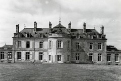 Château de Courtilloles à Saint-Rigomer-des-Bois. Façade sud-est