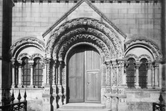 Trie-Château. Église Sainte-Madeleine: façade occidentale, parties basses