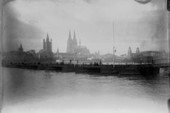 Rheinpanorama vom Deutzer Ufer mit Deutzer Schiffsbrücke